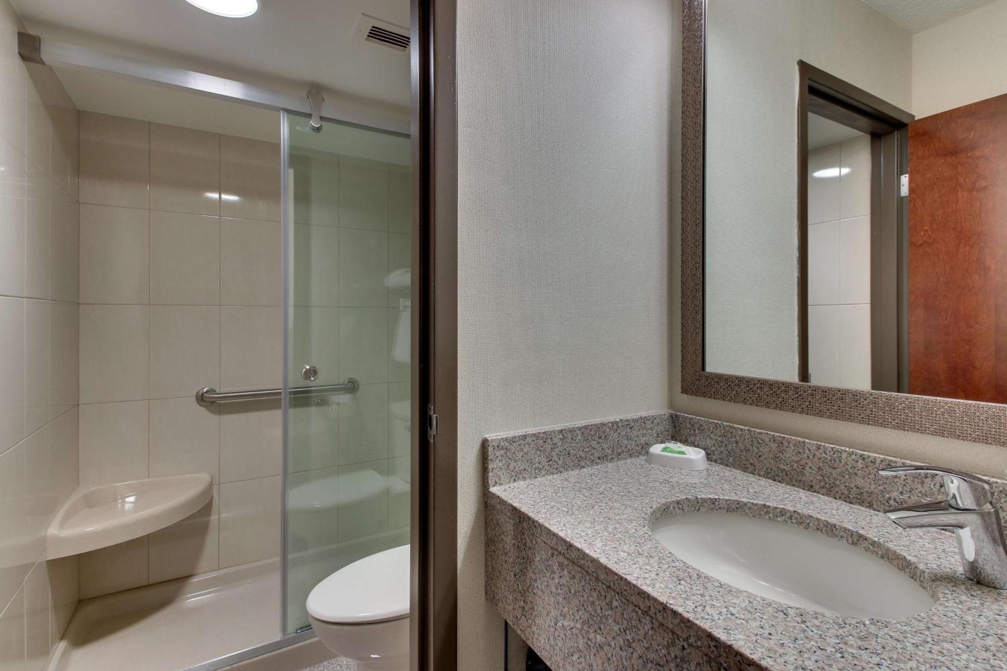 Hotel Pear Tree St. Louis Airport 2*